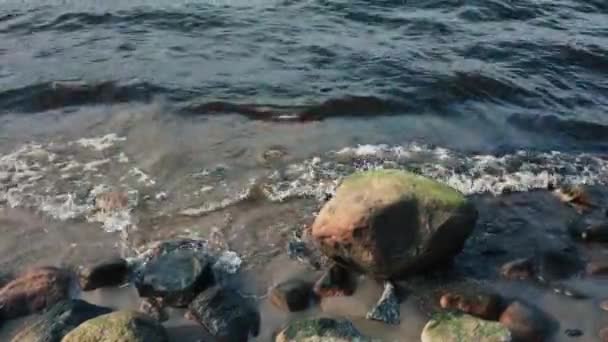 Blick Auf Hohe Wellen Die Einem Sandstrand Gegen Felsen Krachen — Stockvideo