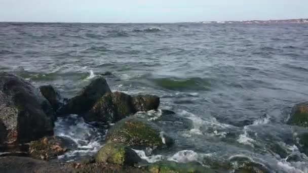 Olas Mar Tormentosas Rompiendo Piedras Granito Día Ventoso — Vídeos de Stock