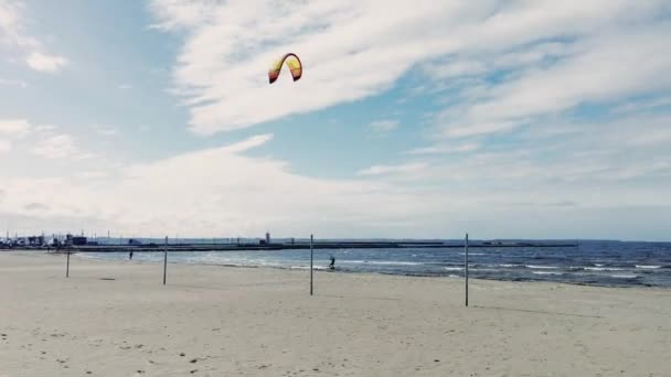 Parasurfista Surfeando Mar Ventoso — Vídeos de Stock