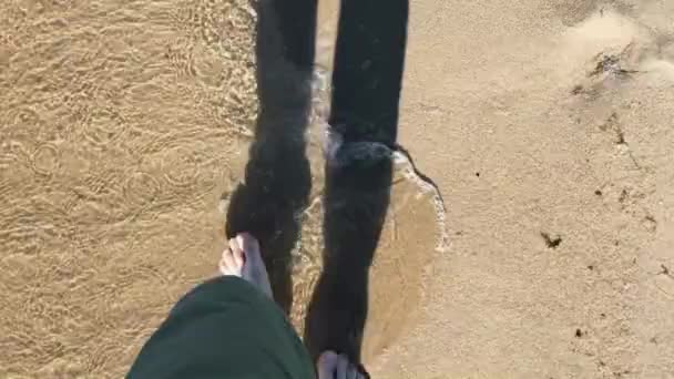 Guardando Giù Piedi Camminando Una Spiaggia Sabbia Bagnata Una Giornata — Video Stock