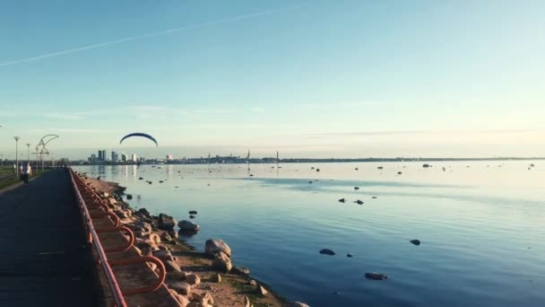 Paraglider Plující Přes Idylické Klidné Moře Městsem Tallinn Obzoru — Stock video