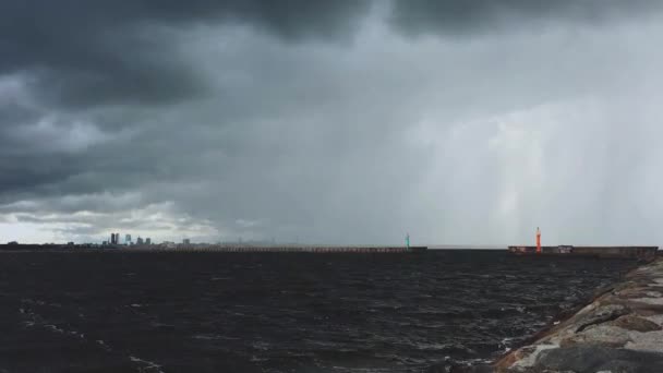 Mare Tempestoso Piovoso Con Frangiflutti Paesaggio Urbano All Orizzonte — Video Stock