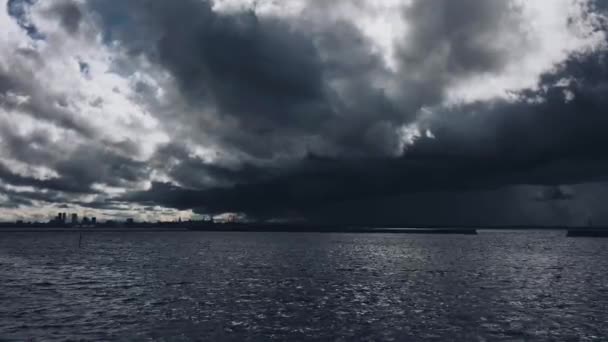 Темное Драматическое Небо Над Морем Силуэтом Городского Пейзажа Заднем Плане — стоковое видео