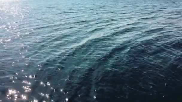Мерехтливі Блакитні Морські Поверхні Сонячний Літній День Заспокійливим Звуком Хвиль — стокове відео