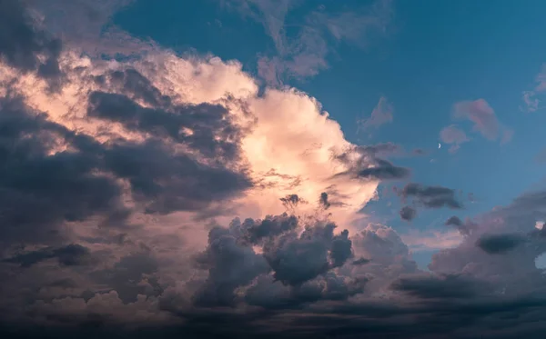 Majestuoso Paisaje Nublado Cielo Dramático Durante Una Puesta Sol Rosa —  Fotos de Stock