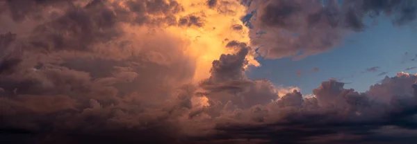 Awan Merah Muda Dramatis Selama Matahari Terbenam — Stok Foto