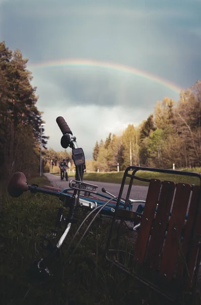 Arco Iris Cielo Nublado Con Una Bicicleta Acostada Una Acera — Foto de Stock