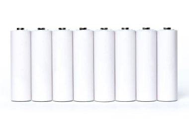 bir beyaz arka plan stand üst üste 8 beyaz piller yakın çekim