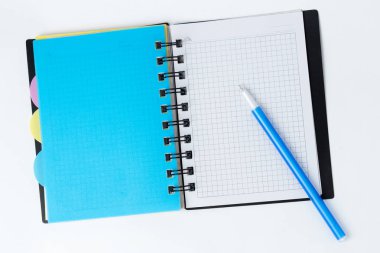 Açık not defteri ve kalem beyaz arka plan üzerinde