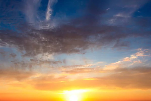 Himmel, strahlend blau, orange und gelb Farben Sonnenuntergang. — Stockfoto