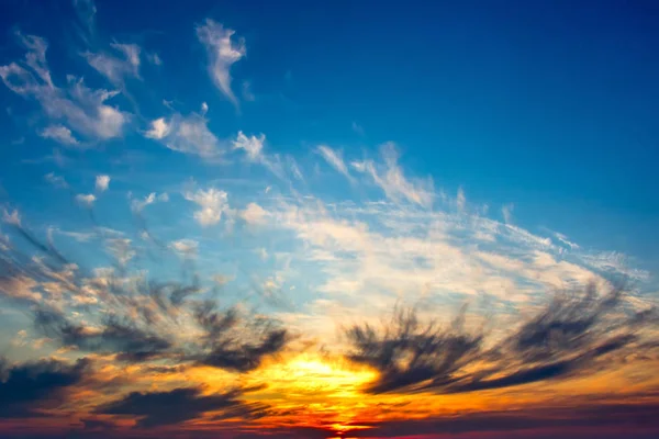 Modrá Obloha Osvětlena Hřejivým Paprskům Zapadajícího Slunce — Stock fotografie