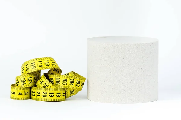 Концепція схуднення, туалетний папір лежить поруч з вимірювальною стрічкою — стокове фото