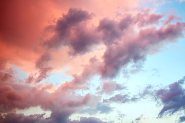 Ayar güneş tarafından aydınlatılmış gökyüzünde bulutlar.