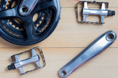 yedek parça bisiklet: bağlantı çubukları, pedallar.