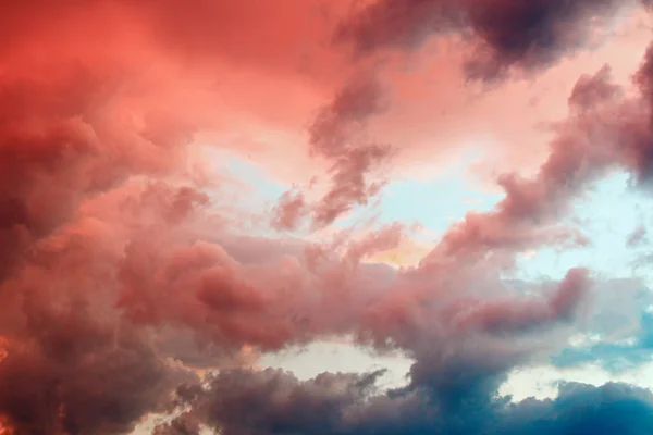 Nuages dans le ciel illuminés par le soleil couchant . — Photo