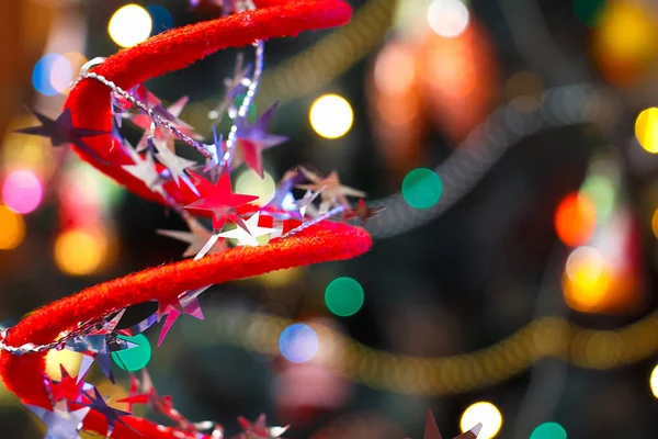 Decorações de Natal no fundo da árvore de Natal borrada — Fotografia de Stock
