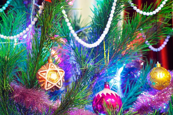 Árbol de Navidad decorado con juguetes de Navidad de cerca —  Fotos de Stock