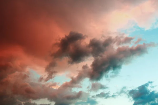 Nuages dans le ciel illuminés par le soleil couchant . — Photo