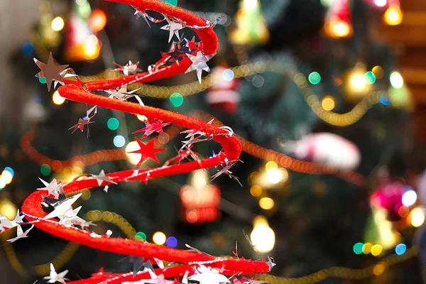 Decoraciones navideñas sobre fondo borroso del árbol de Navidad —  Fotos de Stock