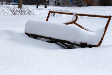 Beyaz kar kalın bir tabaka ile kaplı tezgah