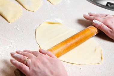 Kadın el hamur pasties için dışarı rulo