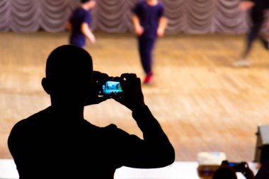Fotoğraf video siluetleri cep telefonuyla kalabalık konser mutlu müzik parti çekme adam