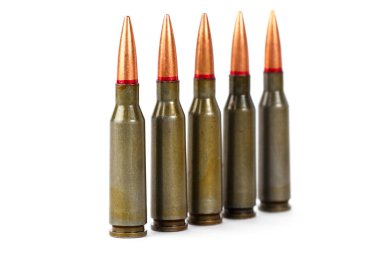 Kurşunlardan kalasnikov Ak-47 tüfek mühimmat closeup, beyaz arka plan üzerinde izole.
