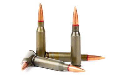 Kurşunlardan kalasnikov Ak-47 tüfek mühimmat closeup, beyaz arka plan üzerinde izole.
