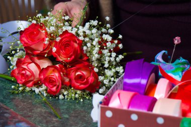 Kırmızı gül buketi Çiçekçi yapar