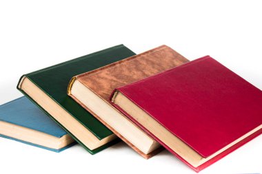 Çok renkli kitaplar beyaz arka planda izole içinde kaoically yalan