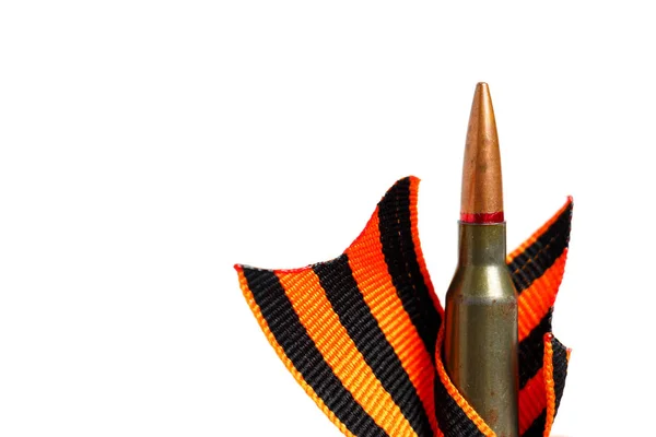 花的象征是用黑色橙色丝带包裹的弹药筒. — 图库照片