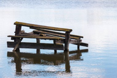 Ayna su balıkçılık için harap pontoon
