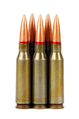 Beyaz arka plan üzerinde izole armory cephane yakın çekim