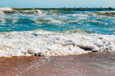 Dalgalar denizde yakın bir kulüpte.