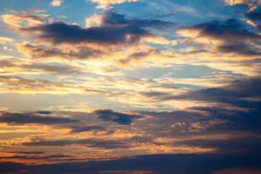 Gökyüzü, Parlak Mavi, Turuncu ve Sarı Renkler Günbatımı.