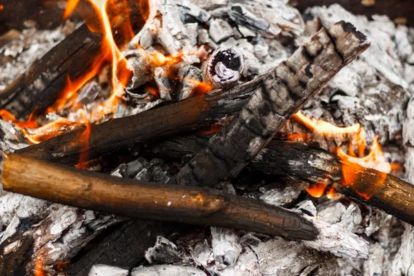 Fogueira queima chama close-up vista de cima — Fotografia de Stock