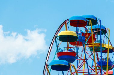 Mavi gökyüzü arka planda eski dönme dolabı