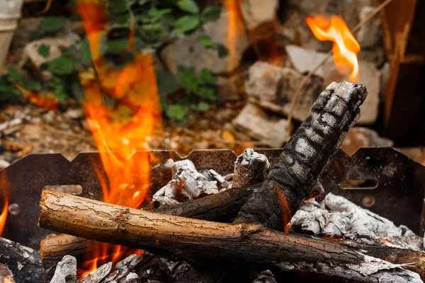 Flamme de feu de joie vue rapprochée d'en haut — Photo