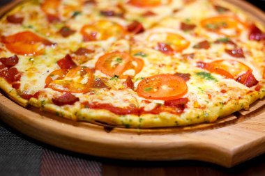 Taze pişmiş pizzanın yakın çekimi.