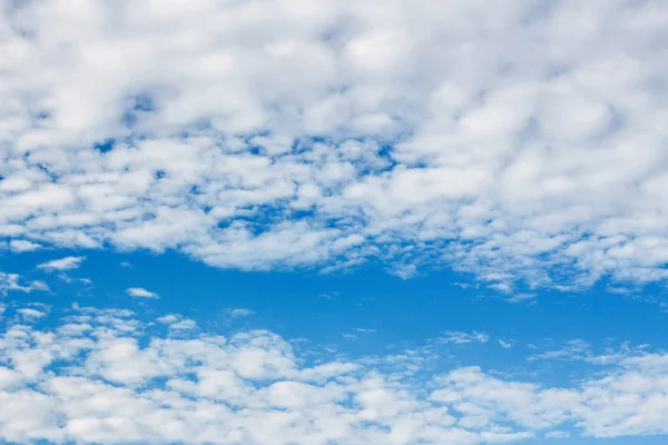 Krásná modrá obloha s plísněmi bílými mraky — Stock fotografie