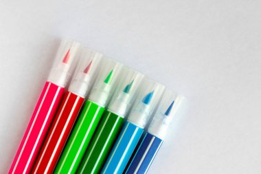 kağıt beyaz boş levha üzerinde çok renkli keçe likalem demet