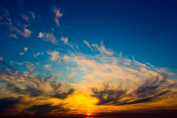 Coucher de soleil dans le ciel nuageux au-dessus de la ville industrielle — Photo