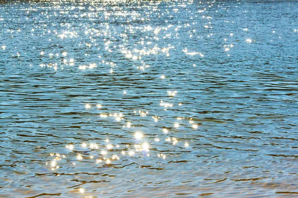 Glare on the water, close-up, blue water, background — Stock Photo, Image