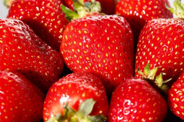 Arka plan olarak kırmızı sulu çilekler.