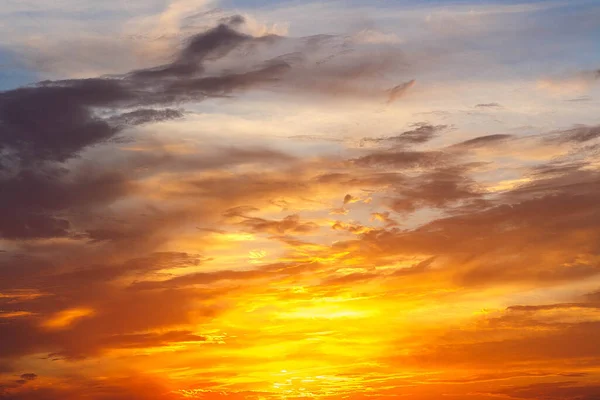 Západ slunce a krásné ohnivé mraky. — Stock fotografie