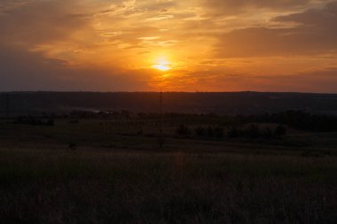 Sanayi şehrinin üstündeki bulutlu gökyüzünde gün batımı
