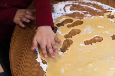 Genç çocuk çocuk Noel kurabiye kesme