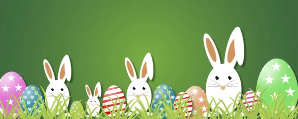 Conceito de Páscoa. Grama verde, ovos de coelhos de Páscoa e fundo banner web — Fotografia de Stock
