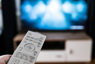 Adam el tv izlerken uzaktan kumanda ile