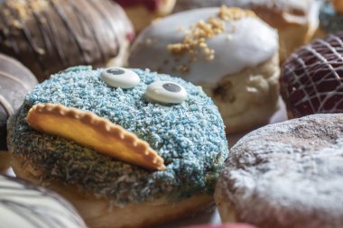 Berliner çeşitli Topingler ile taze pişmiş Delicious